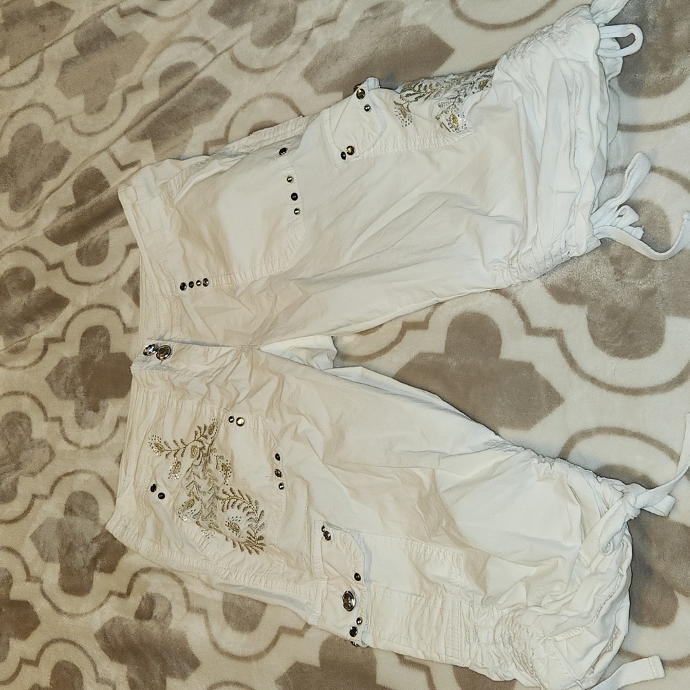 INC International Concepts White Embroidered Capris